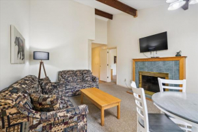 Cedarbrook Deluxe Two Bedroom Suite with outdoor heated pool 10304